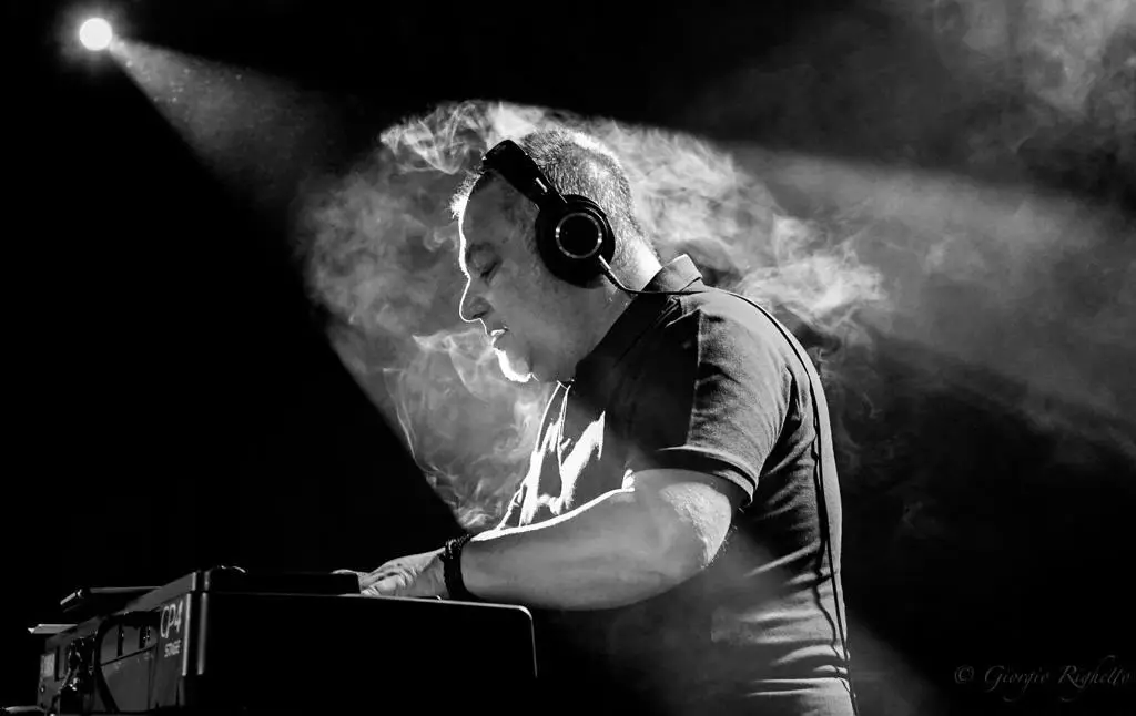 John Bellavia dal vivo alle tastiere